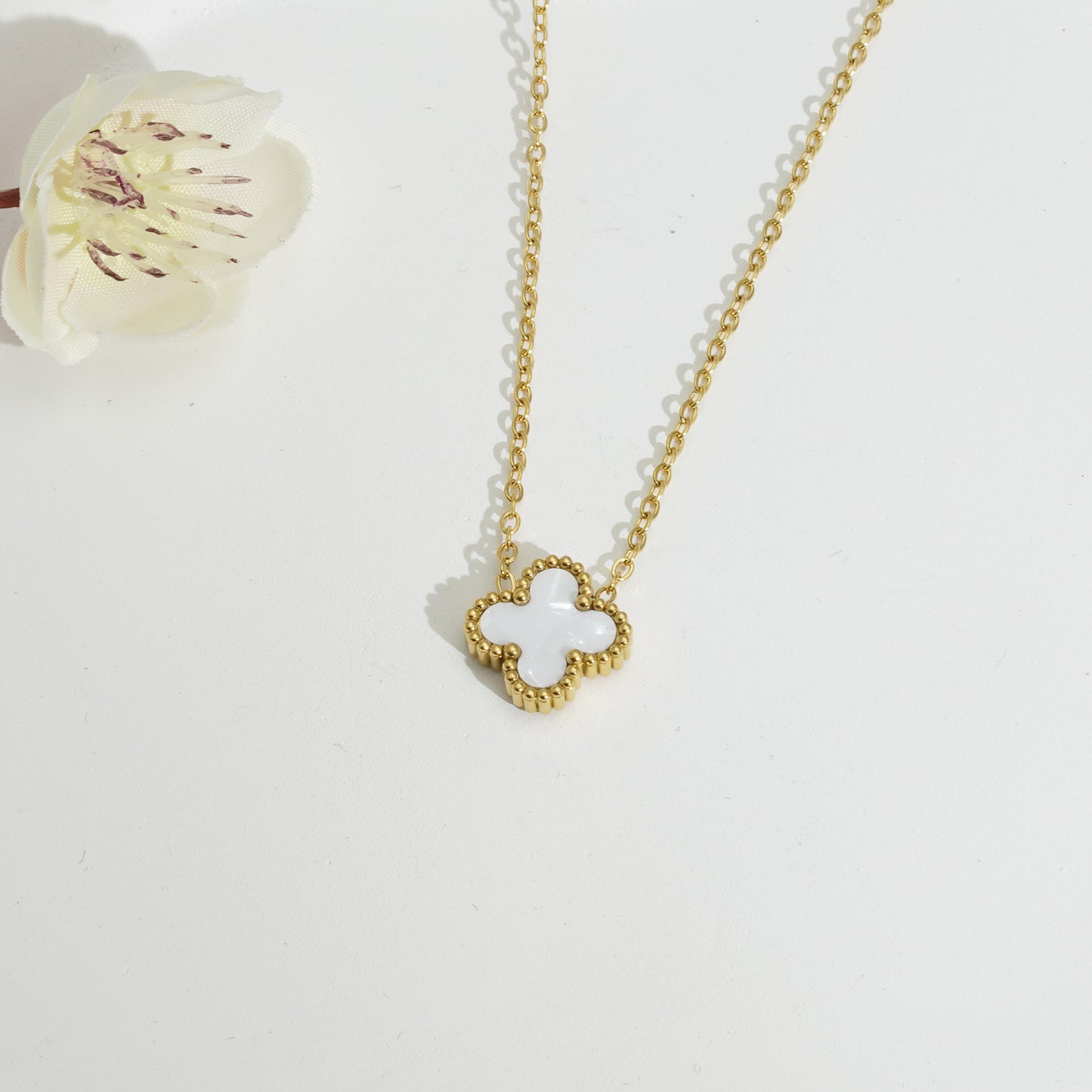 This four-leaf clover is plated with 18k gold titanium steel lucky four-leaf clover bracelet necklace